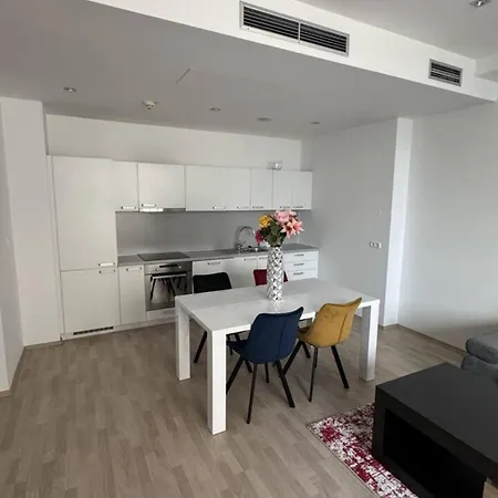 Apartment Prime Location *